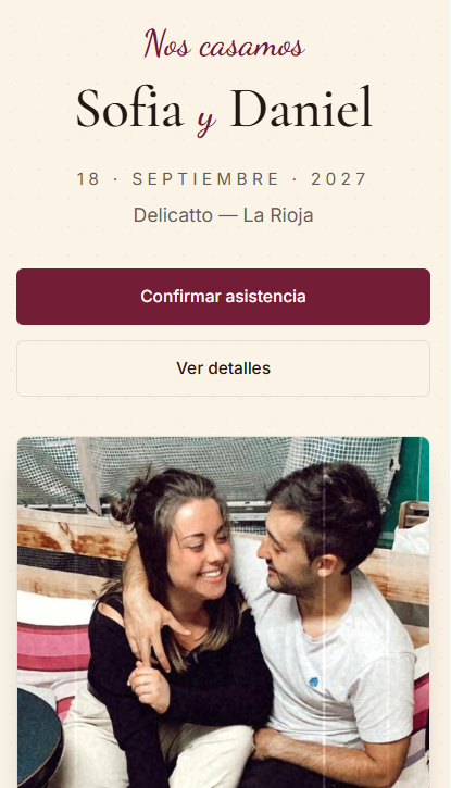 Portada de una web de boda real con nombres, fecha, lugar y botón de confirmar asistencia